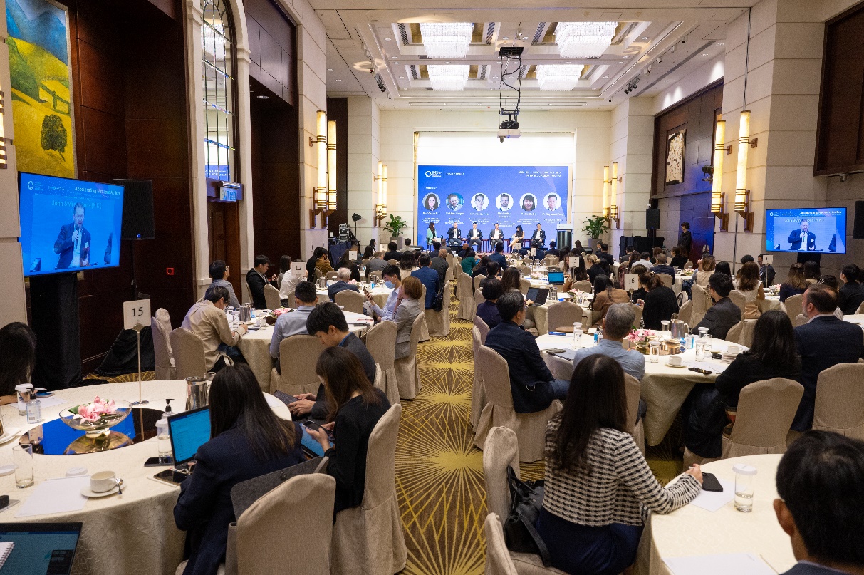A group of people sitting at tables in a room

Description automatically generated with medium confidence
